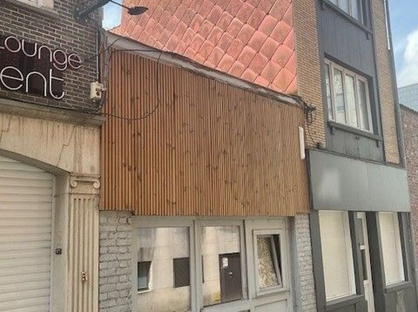 Uniek pand  studio met uitbreidingspotentieel, gelegen in het bruisende centrum van Kortrijk, op wandelafstand van winkels, scholen, horeca en openbaa